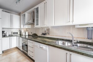 Jääkaappi, mikroaaltouuni, uuni, liesi