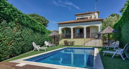 Fantastic Family Villa close to the Beach with Private Pool, Garden, Terraces, Balcony, A/C & Wi-Fi