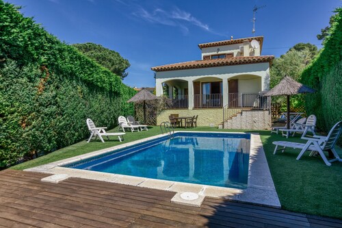 Fantastic Family Villa close to the Beach with Private Pool, Garden, Terraces, Balcony, A/C & Wi-Fi