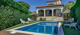 Fantastic Family Villa close to the Beach with Private Pool, Garden, Terraces, Balcony, A/C & Wi-Fi