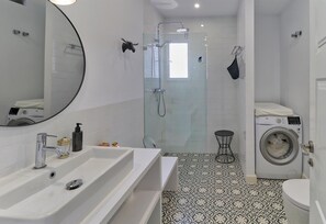 Shower, hair dryer, towels - Villa 'Fantastic View' with Sea View, Wi-Fi and Air Conditioning (Mijas Costa)