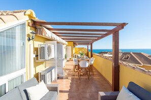 Outdoor dining - Apartment 'Modern Penthouse' with Sea View, Wi-Fi and Air Conditioning (Fuengirola)