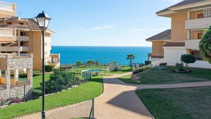 Un hôtel situé sur la côte, doté d’un sentier pavé, d’une piscine et offrant une vue sur la mer.