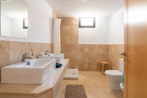 Een douche, een haardroger, handdoeken