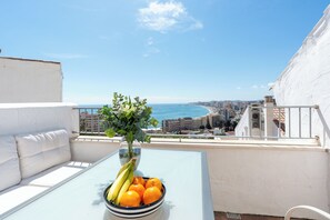 Outdoor dining - Holiday Home 'Modern Townhouse with Stunning View' with Sea View, Wi-Fi and Air Conditioning (Fuengirola)