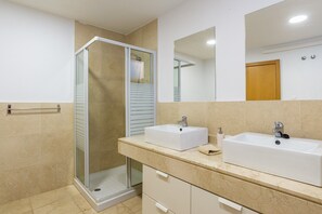 Shower, hair dryer, towels
