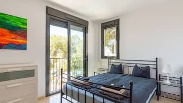 4 bedrooms, iron/ironing board, free WiFi, bed sheets