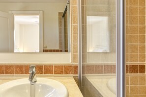 Baignoire, séchoir à cheveux, serviettes fournies