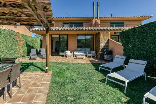 Villa Brenda Torremirona Resort with Shared Pool, Garden, Terraces, BBQ & Wi-Fi