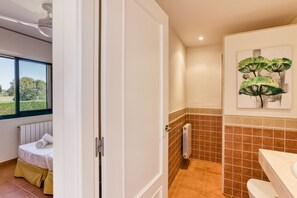 أحواض استحمام، مجففات شعر، مناشف