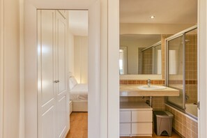 Bathtub, hair dryer, towels - Villa Brenda Torremirona Resort with Shared Pool, Garden, Terraces, BBQ & Wi-Fi (Navata)