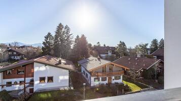 Asuinalue, jossa on taloja, kirkas taivas ja kirkas aurinko.