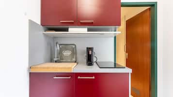 Fridge, stovetop, coffee/tea maker, electric kettle