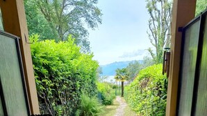 Ein Terrassenbereich im Freien mit Fliesenboden, zwei Tischen und Stühlen.