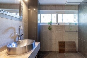 Shower, hair dryer, towels - Villa 'Holiday House in a Garden with View' with Pool, Wi-Fi, Terrace & Garden (Lloret De Mar)