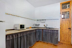 Een koelkast, een magnetron, een kookplaat