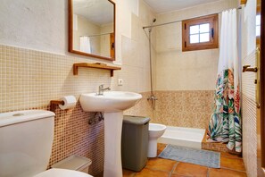 Een douche, een haardroger, handdoeken