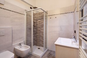 Chuveiro, secador de cabelo, toalhas de banho 