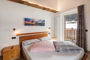 1 bedroom, free WiFi, bed sheets - Apartment "Casa Nicoletta Inverno" near the ski lifts with mountain view (Livigno SO)