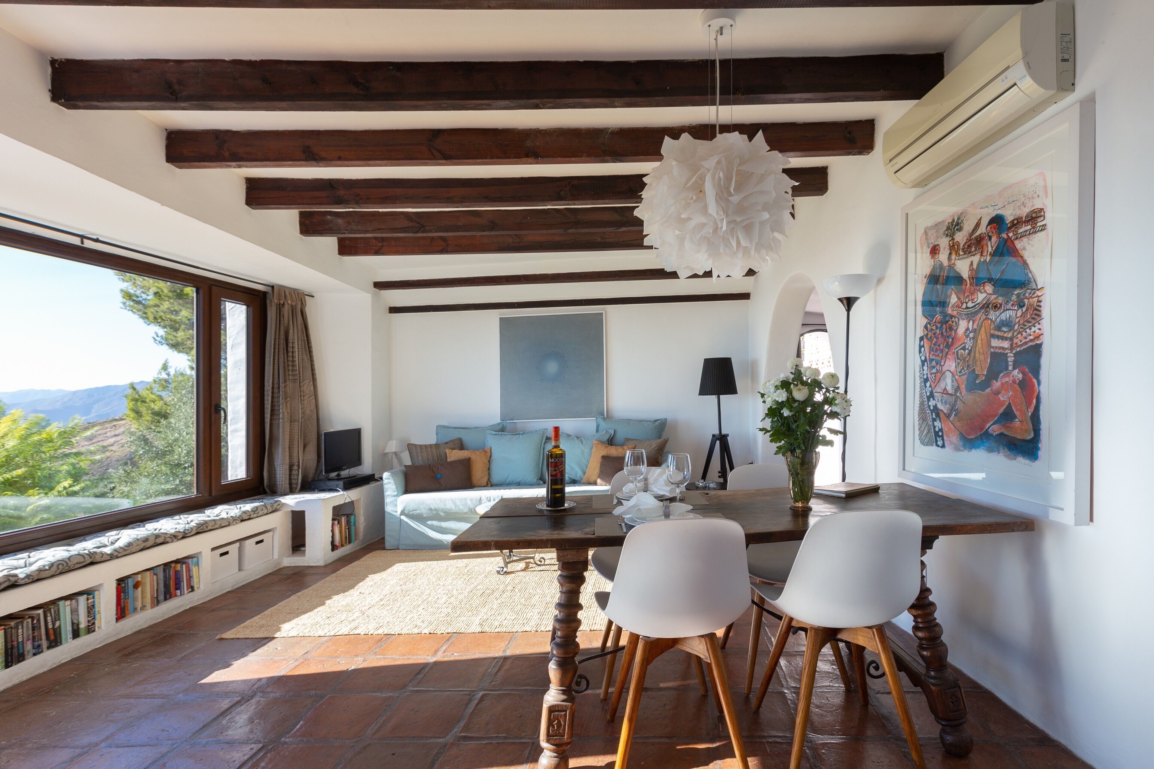 Een televisie, een open haard en een dvd-speler