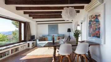 Een televisie, een open haard en een dvd-speler