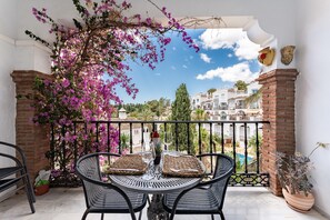 Outdoor dining - 'Lovely Apartment in Peaceful Area' with Pool, Wi-Fi, A/C, Terrace & Garden (Mijas Pueblo)