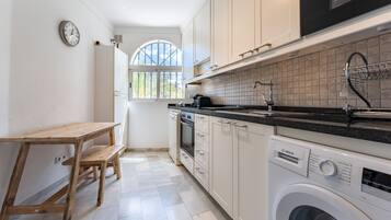 Een koelkast, een microgolfoven, een oven, een kookplaat