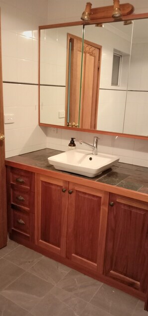 Een douche, een haardroger, handdoeken, zeep