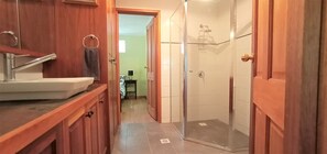 Een douche, een haardroger, handdoeken, zeep