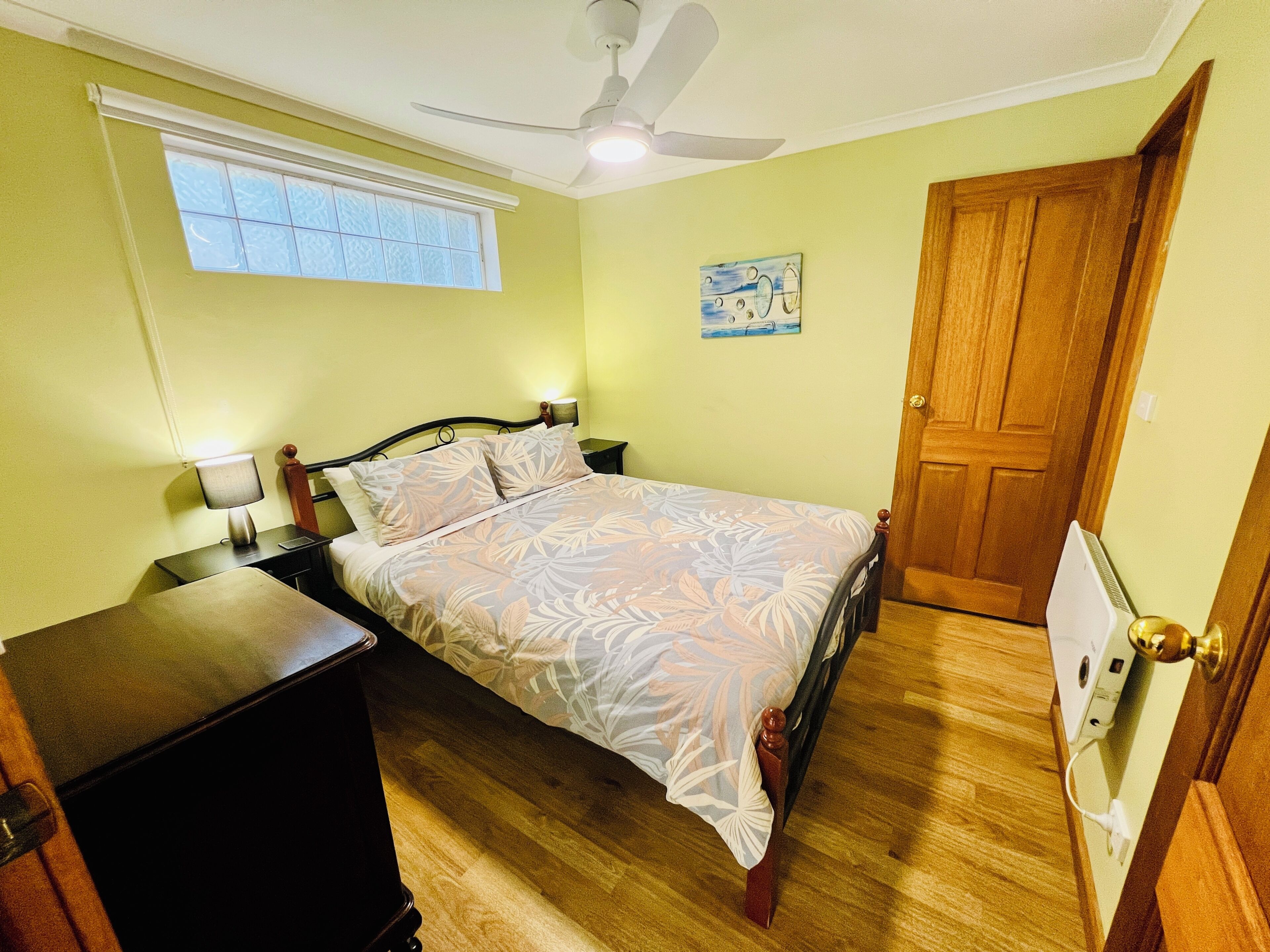2 slaapkamers, een strijkplank/strijkijzer, gratis wifi, beddengoed