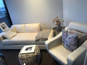 Living area - Luxury 2 bed 2 bath Apartment (Docklands)