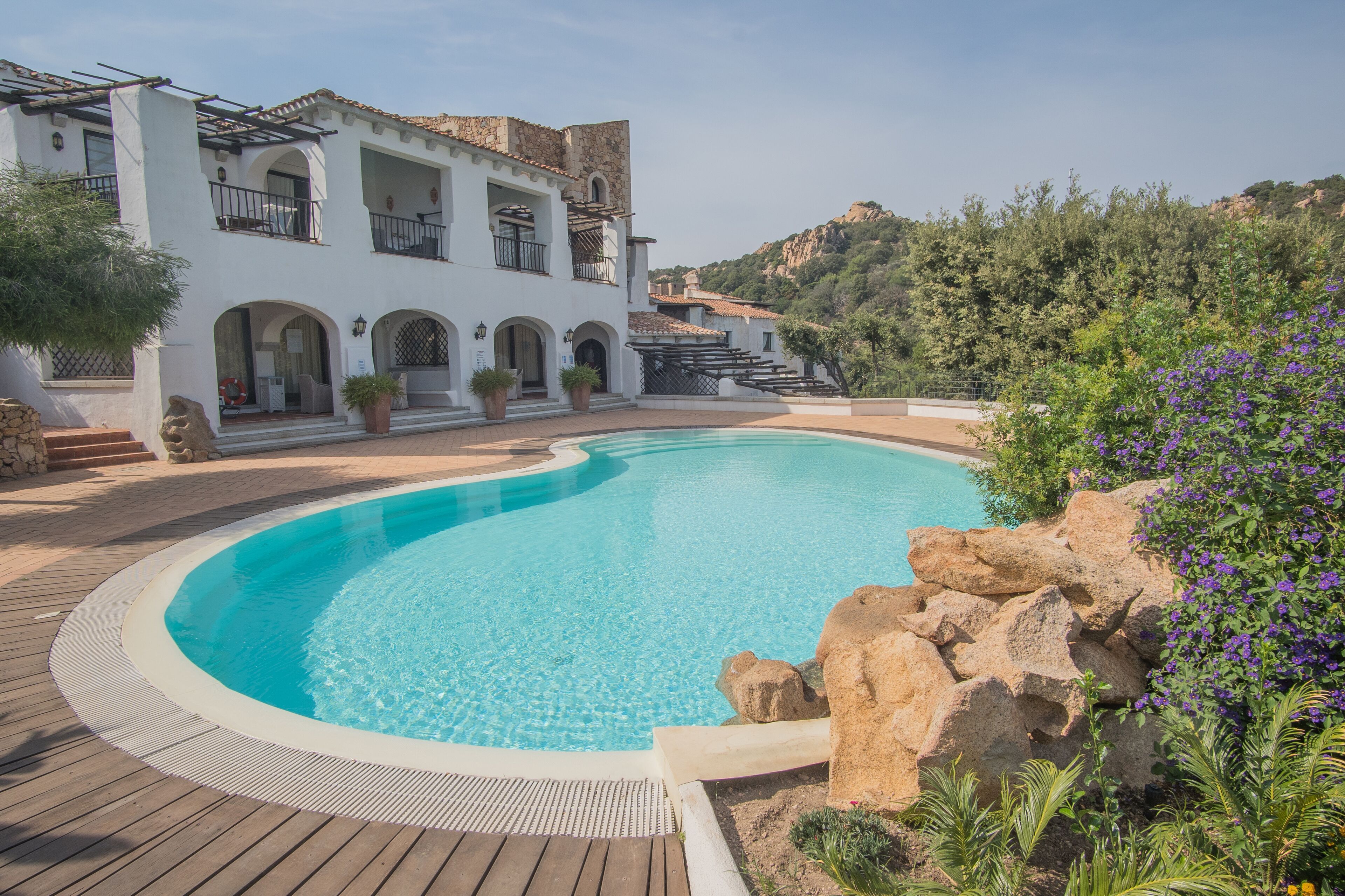 Una piscina al aire libre de temporada, sombrillas