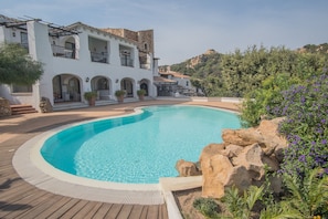 시즌별로 운영되는 야외 수영장, 수영장 파라솔, 일광욕 의자