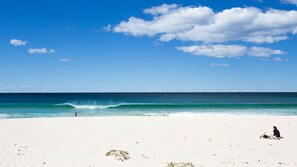 Beach nearby - FREE NIGHT. Pay for 2 stay for 3 (Mollymook)