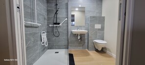Estudio Confort | Baño | Ducha y secador de pelo