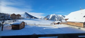 Un pueblo cubierto de nieve con edificios de madera y cielo despejado.