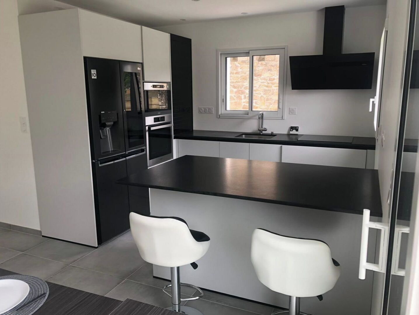 Frigorifero, microonde, piano cottura, lavastoviglie