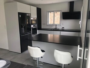 Fridge, microwave, stovetop, dishwasher - Vacation home rental Gulf of Morbihan (Sarzeau)