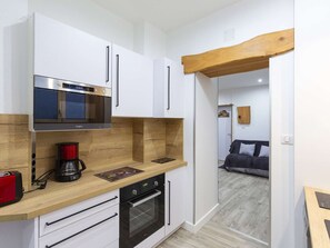 Een koelkast, een magnetron, een oven, een kookplaat