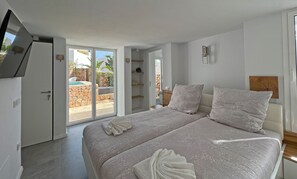 3 bedrooms, in-room safe, desk, iron/ironing board