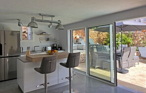 Kühlschrank, Mikrowelle, Ofen, Herdplatte