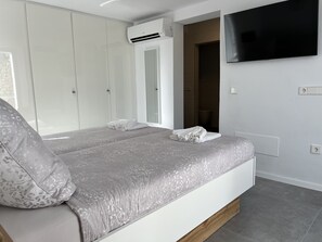 3 habitaciones, caja de seguridad en la habitación y escritorio 