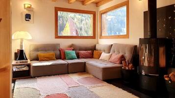 Cheminée, livres, chaßne hi-fi