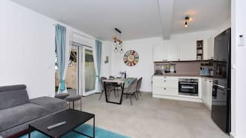 Villa familiare, 2 camere da letto, vista mare | Area soggiorno | TV LCD 50 pollici con canali satellitari, TV