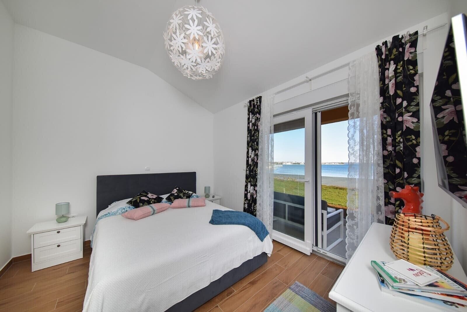 Seprai premium, meja kerja, ruang kerja ramah laptop, dan Wi-Fi gratis