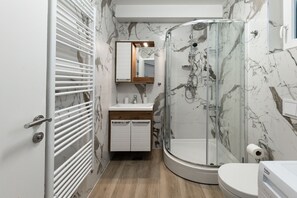 Villa, 2 Schlafzimmer, Terrasse, am Strand | Badezimmer | Dusche, Regendusche, Haartrockner, Handtücher