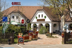 Front of property - Gastland M1 Hotel & Conference Center (Paty)