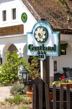 Front of property - Gastland M1 Hotel & Conference Center (Paty)