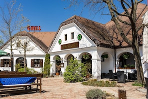 Front of property - Gastland M1 Hotel & Conference Center (Paty)