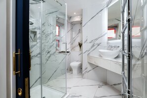 Hair dryer, towels - Relax in SUPER SIZED copper tub - 2 bedroom villa (Inverness)
